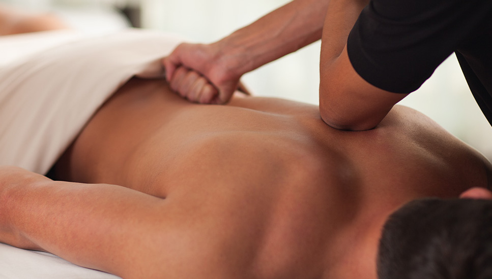 Алексис Техас аққұба жопа Қоғамдық моншадағы жасырын камера келушілердің жыныстық қатынасқа түскенін түсіреді.